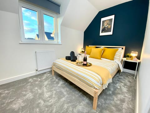 Amazing NEW Large 2 bedroom House - 5 Minutes to the nearest Beach! - Great Location - Garden - Parking - Fast WiFi - Smart TV - Newly decorated - sleeps up to 5! Close to Poole & Bournemouth & Sandbanks House in Poole