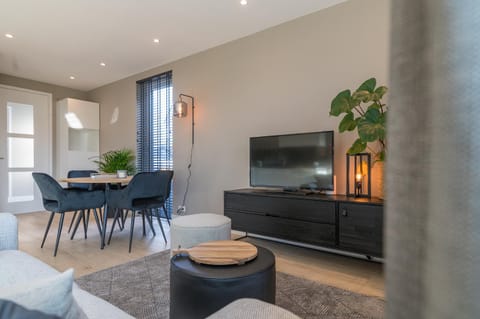TV and multimedia, Living room, Seating area, Dining area