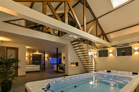 Hot Tub, Swimming pool