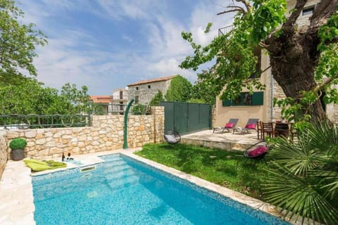 Patio, Day, Garden, Garden view, Pool view, Swimming pool, sunbed