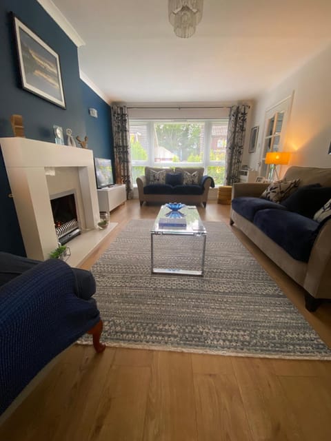 Delightful, central 3 bedroom house with garden & free parking Apartment in Inverness