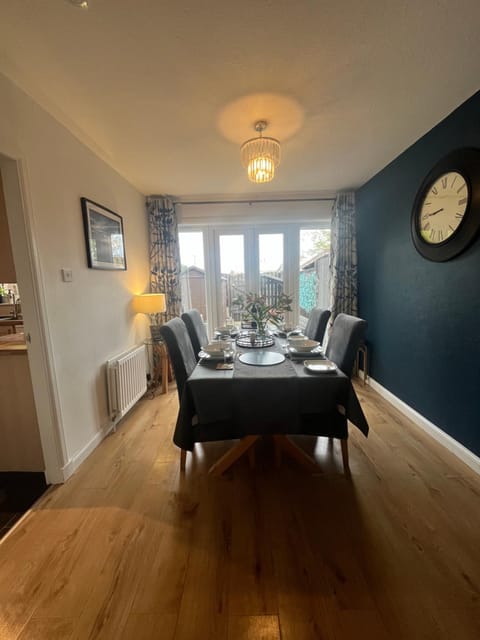 Delightful, central 3 bedroom house with garden & free parking Apartment in Inverness