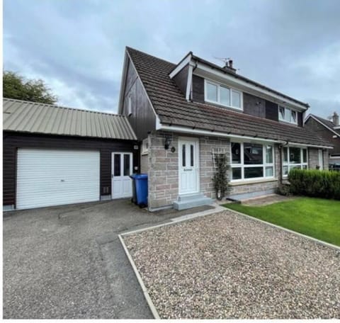 Delightful, central 3 bedroom house with garden & free parking Apartment in Inverness