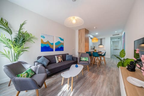 Communal lounge/ TV room, TV and multimedia, Living room, Seating area, Dining area