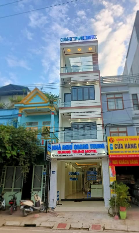 Property building, Facade/entrance, Off site, Property logo or sign