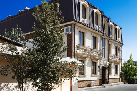 Property building, Day, Neighbourhood
