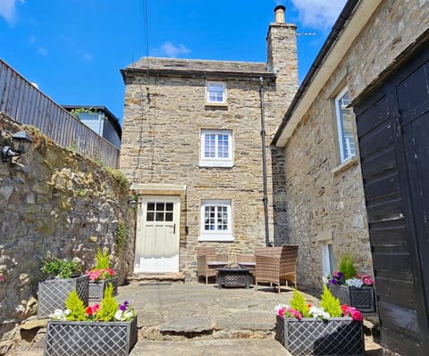 Puzzle Cottage, Quirky Dales Cottage for 2 House in England