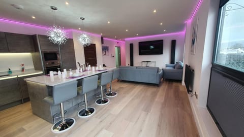 Central Penthouse with Hot Tub & Views 24 Cheltenham Apartment in Cheltenham