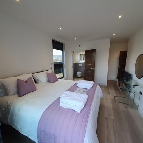 Central Penthouse with Hot Tub & Views 24 Cheltenham Apartment in Cheltenham