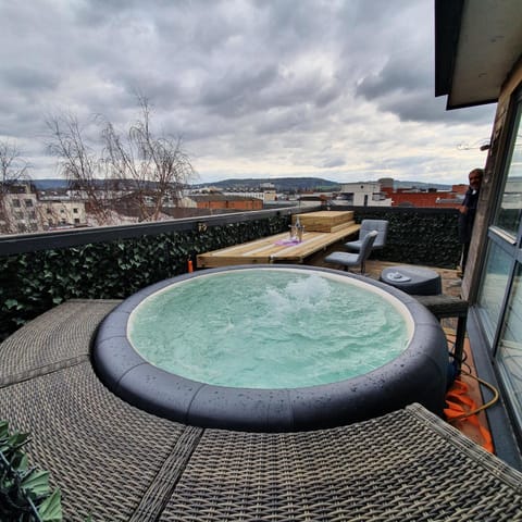 Central Penthouse with Hot Tub & Views 24 Cheltenham Apartment in Cheltenham