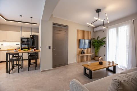Communal lounge/ TV room, TV and multimedia, Living room, Seating area, Dining area