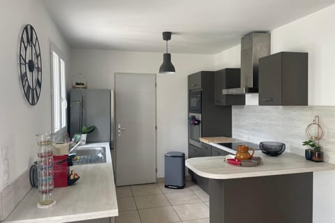 Villa Lisa - piscine chauffée House in L'Isle-sur-la-Sorgue