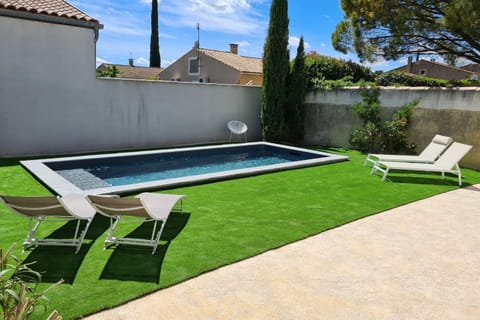 Villa Lisa - piscine chauffée House in L'Isle-sur-la-Sorgue