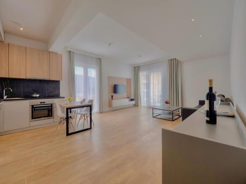 TV and multimedia, Kitchen or kitchenette, Living room, Seating area, Dining area