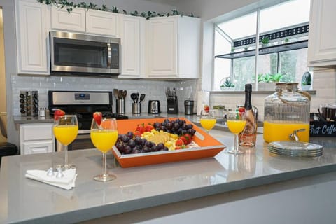 Kitchen or kitchenette, Food, Drinks