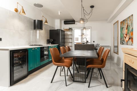 Kitchen or kitchenette, Dining area, minibar, oven, stove, air conditioner