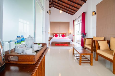 Bed, Coffee/tea facilities, Living room, Photo of the whole room, Seating area, Bedroom