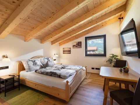 Bed, TV and multimedia, Photo of the whole room, Seating area, Bedroom