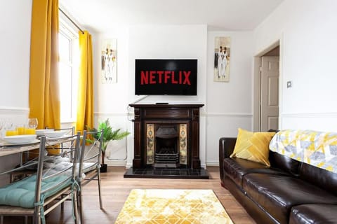 TV and multimedia, Living room, Seating area, Dining area