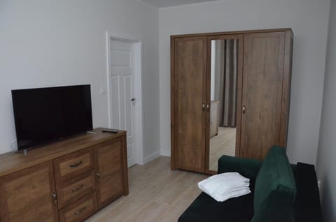 Bed, TV and multimedia, Seating area, Bedroom