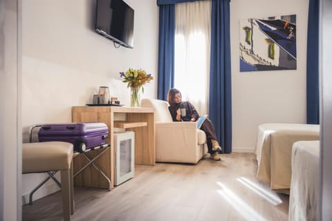 People, TV and multimedia, Coffee/tea facilities, Seating area, Bedroom