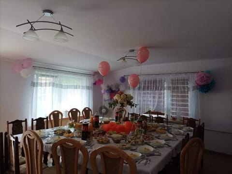 Food and drinks, Dining area, Food