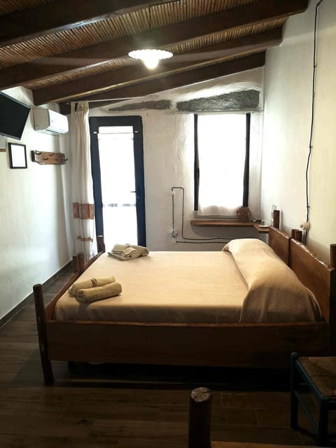 Bed, Bedroom, air conditioner