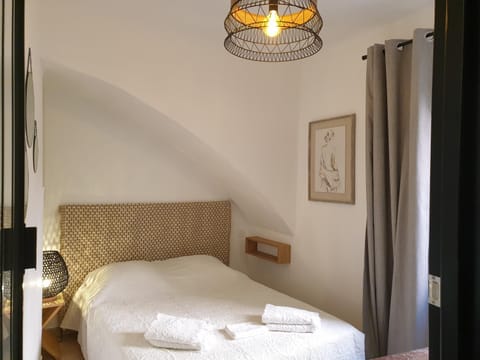 Photo of the whole room, Bedroom