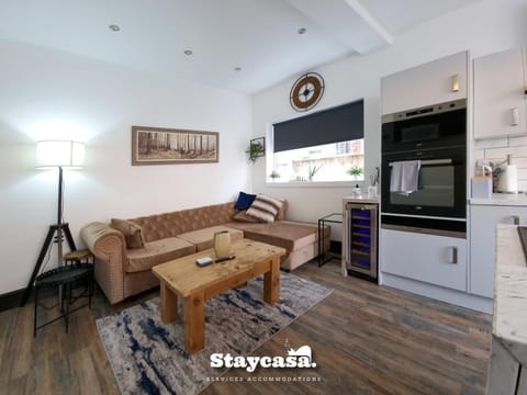 Spacious 6-Bed with Large Patio and Free Parking House in Manchester