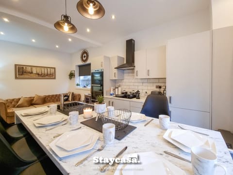 Spacious 6-Bed with Large Patio and Free Parking House in Manchester