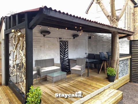 Spacious 6-Bed with Large Patio and Free Parking House in Manchester