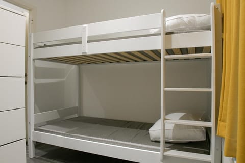Bedroom, bunk bed