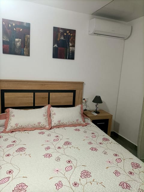 Bed, Photo of the whole room, Bedroom, internet, air conditioner