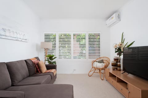TV and multimedia, Living room, Seating area, air conditioner