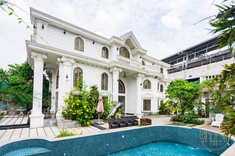 Property building, Patio, Restaurant/places to eat, Natural landscape, Activities, Swimming pool, group of guests