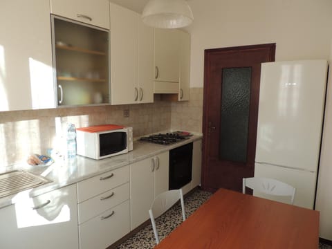 Kitchen or kitchenette, Dining area, oven, stove