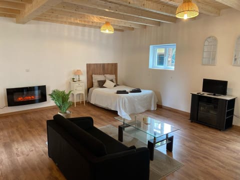 TV and multimedia, Living room, Photo of the whole room, Bedroom