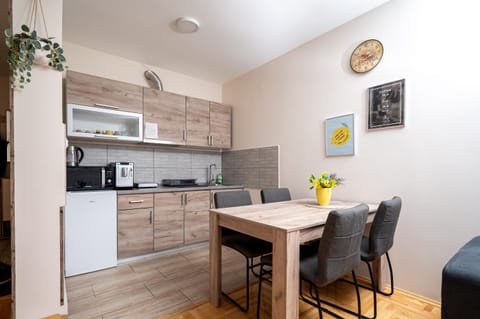 Kitchen or kitchenette, Seating area, Dining area, minibar, stove