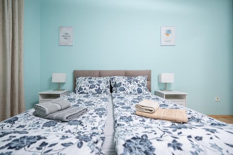 Bed, Bedroom, towels