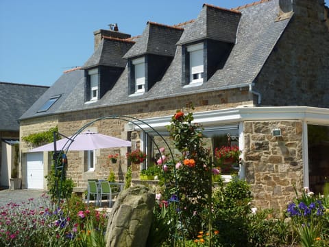 Property building, Patio, Facade/entrance, Garden