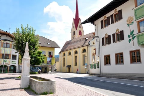 Nearby landmark, Neighbourhood