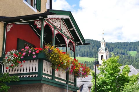 Nearby landmark, Spring, Neighbourhood, Summer