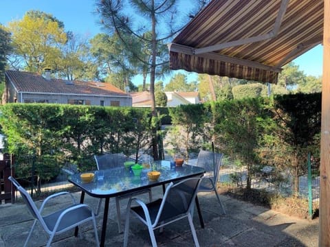 Property building, Patio, Day, Dining area