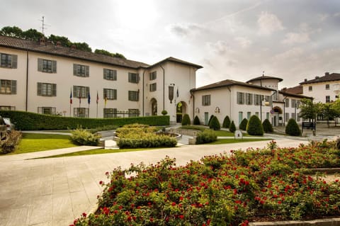 Property building, Nearby landmark, Garden