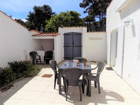 Property building, Patio, Day, Dining area