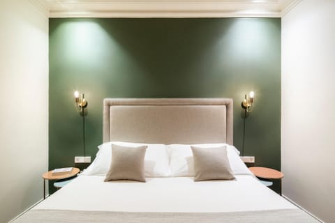 Shower, Bed, TV and multimedia, Food and drinks, Bedroom, Drinks, Alcoholic drinks, Non alcoholic drinks, Bath, heating, room service, air conditioner