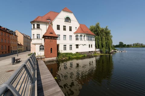 Facade/entrance, Area and facilities