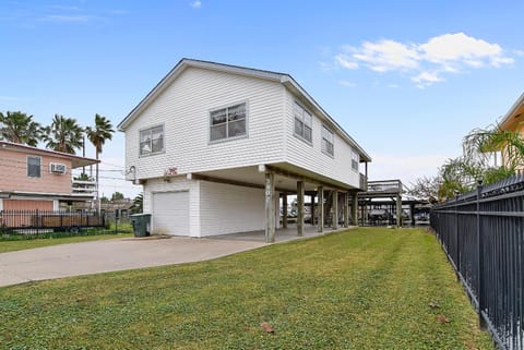 Property building, Facade/entrance, Neighbourhood, Parking