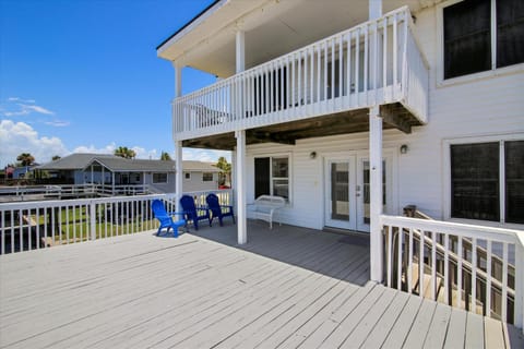 Property building, Patio, Balcony/Terrace, Seating area, furniture