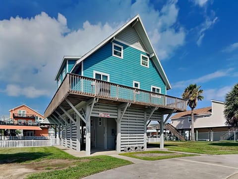 Property building, Facade/entrance, Balcony/Terrace, Parking